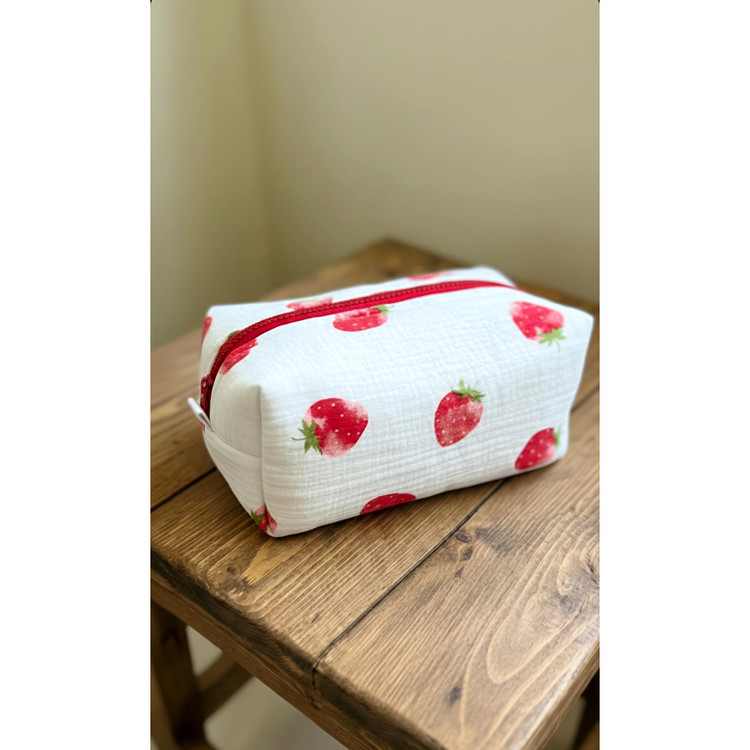 کیف آرایشی موسلین مدل Strawberry mood
