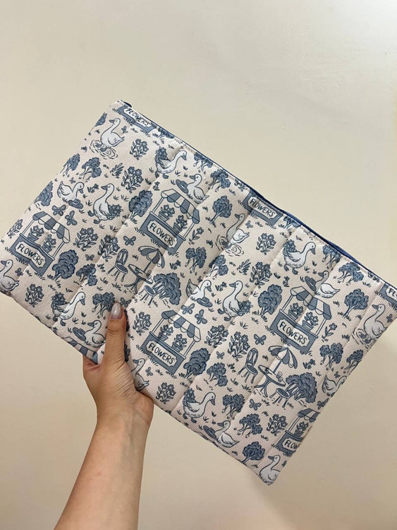 کاور لپ تاپ وینتیج طرح اردکی - پارچه کبریتی راه راه سفید آبی